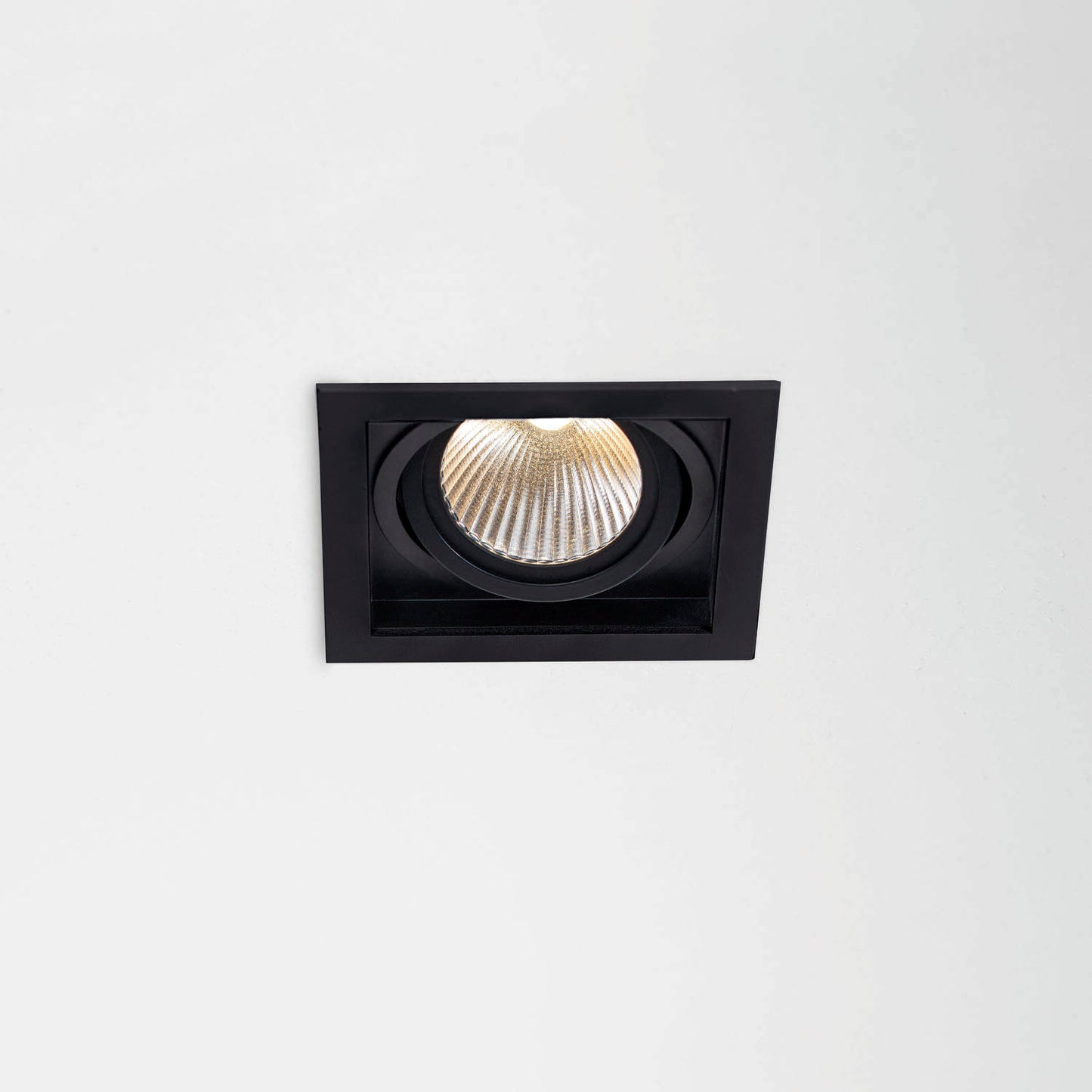 Slim 50 1x1 13,6W 90_2700K 25° Black PUSH [E231.92701225.BL.XX4]
