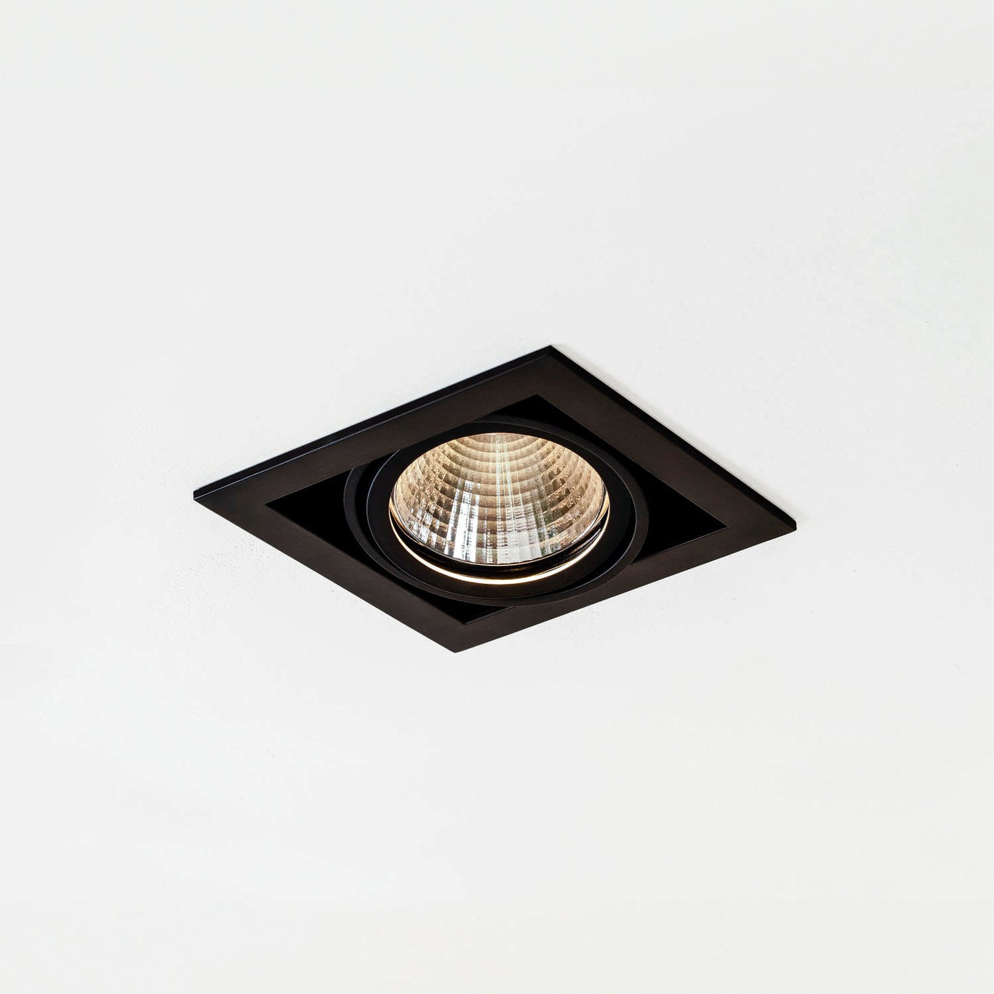 Slim 75 1x1 28,1W 90_2700K 24° Black PH-C [E054.92702424.BL.XX2]